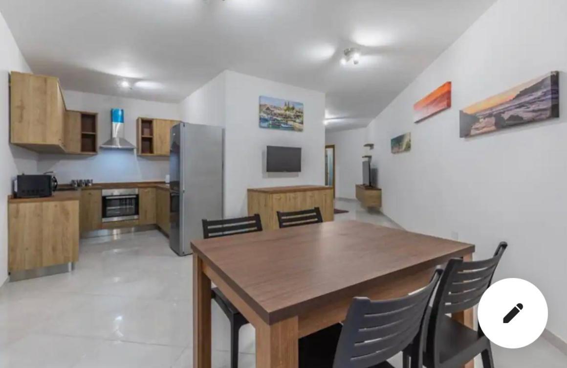 Two Bedroom 1 Minute Away From The Seafront Apartment *