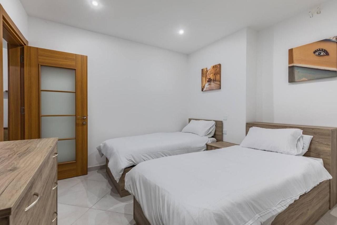 Two Bedroom 1 Minute Away From The Seafront * Marsaxlokk